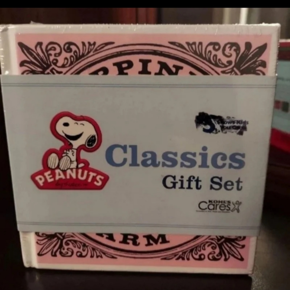 PEANUTS SNOOPY CLASSICS  BOOKS GIFT SET 2013 BNWT STILL SEALED